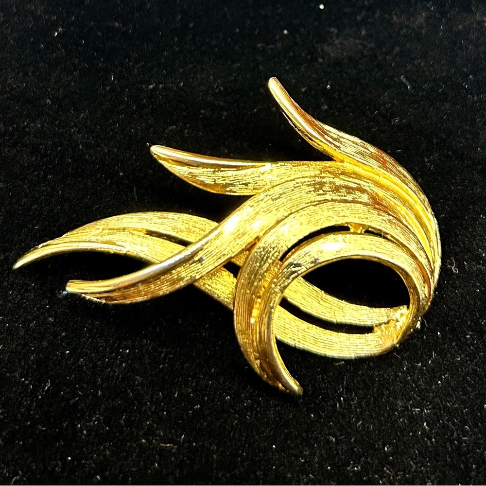 Vintage P & M PARIS SIGNED GOLD TONE BROOCH. Vintage Brooch